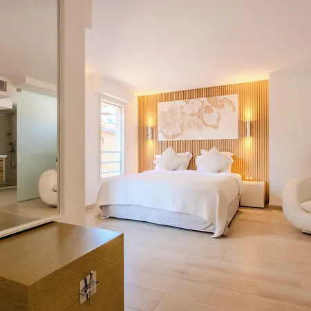 Hotel Traverse Des Artistes 4*